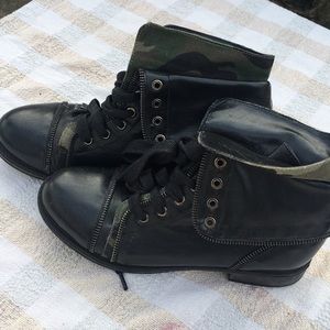 Sketchers combat boots faux leather black camo